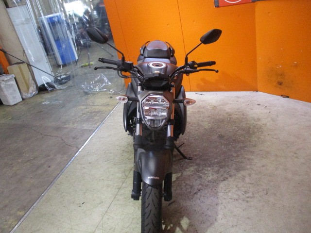 フロントから見てもこの通り状態グッド！勿論ヘッドライトはＬＥＤ！このスタイルは正に次世代のネイキッド